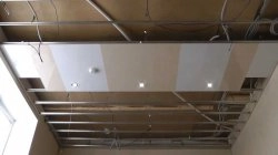 Алюминиевый реечный потолок: характеристика и особенности монтажа Алюминиевый реечный потолок: характеристика и особенности монтажа