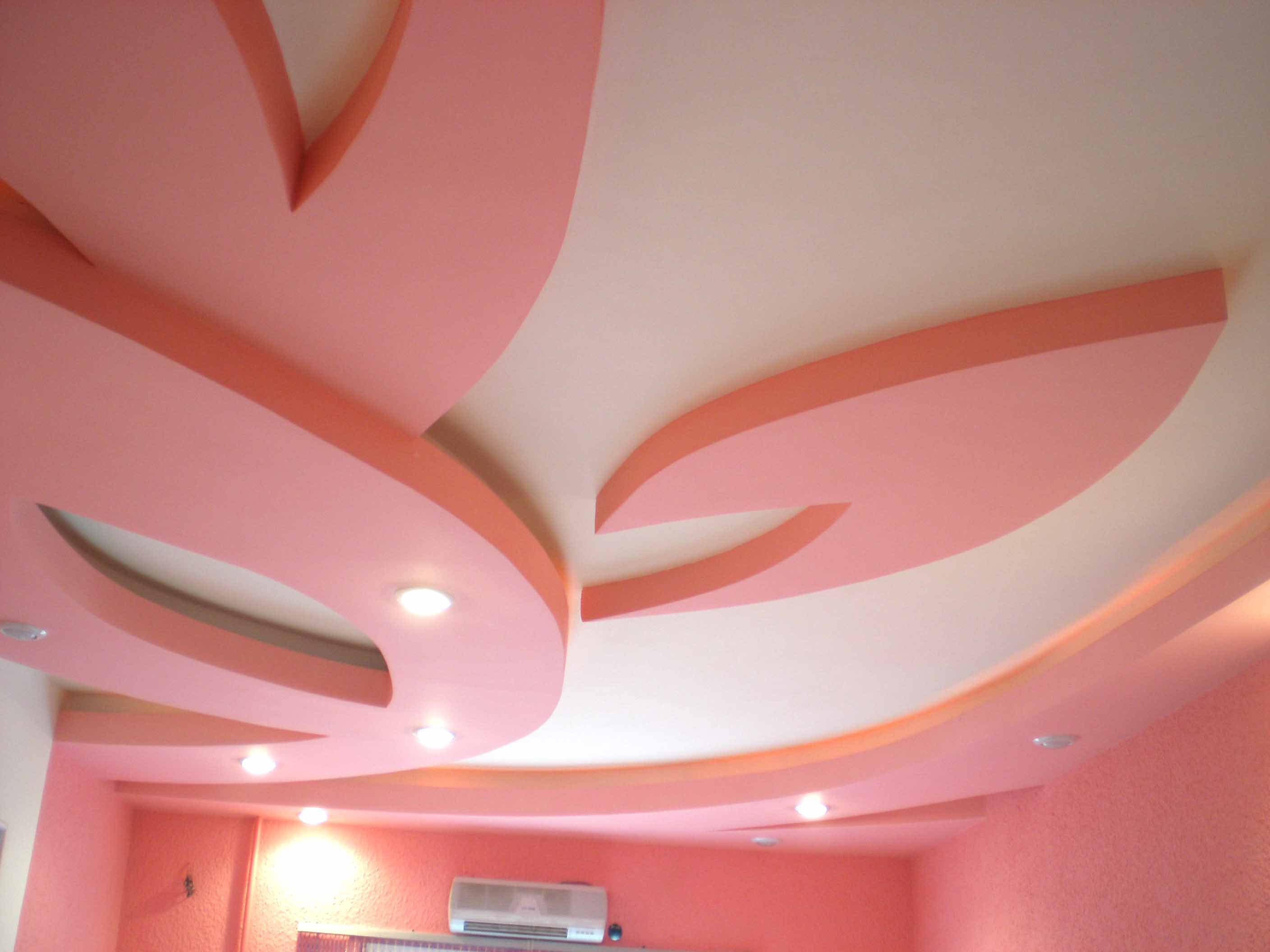 Дизайн потолка зала