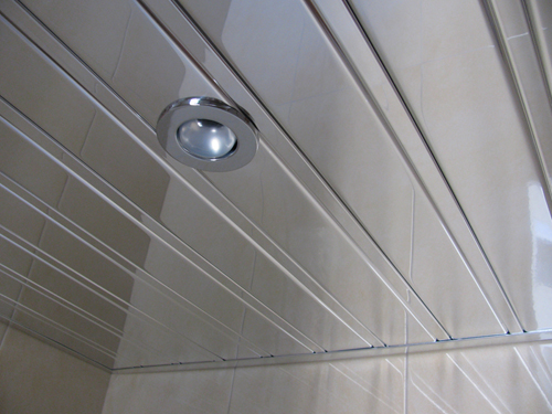 Монтаж потолка в ванной: реечный, пластиковый, натяжной