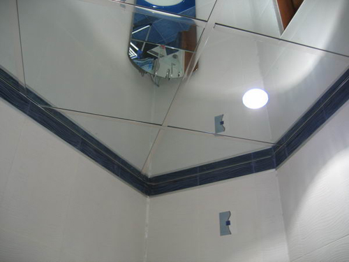 Зеркальный потолок в ванную комнату в магазине в Москве