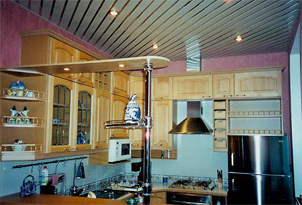 Реечный подвесной потолок для кухни