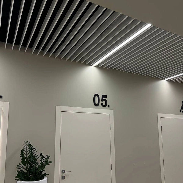 картинка Экранный реечный подвесной потолок Alubest (цена пог. м. рейки) 