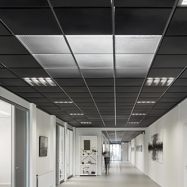 картинка Потолок подвесной кассетный Alubest оцинкованый перф. черный tegular 600х600мм 