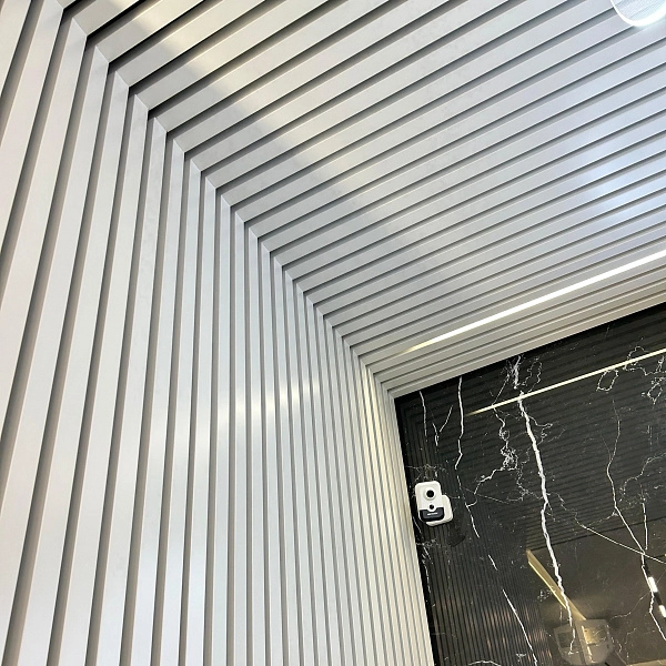 картинка Кубообразная рейка из оцинкованной стали 35x40 мм белая (цена за м2) 